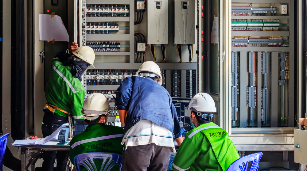 equipo de ingenieros trabajando en sistemas de recuperación de calor en fábrica y sistemas de producción