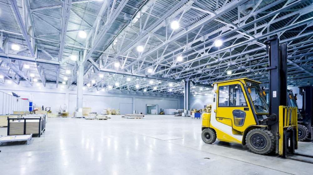 instalación de luminarias industriales en istalaciones como fábricas, bodegas e instalaciones de producción