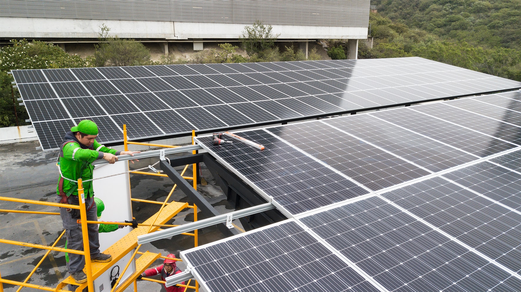 instalacion de paneles solares en el techo de empresas