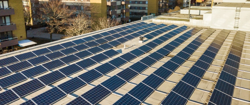 instalación de paneles solares en techo de fbricas e industrias